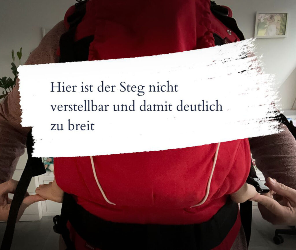 Babytrage mit zu breit eingestelltem Steg, Baby sitzt überspreizt