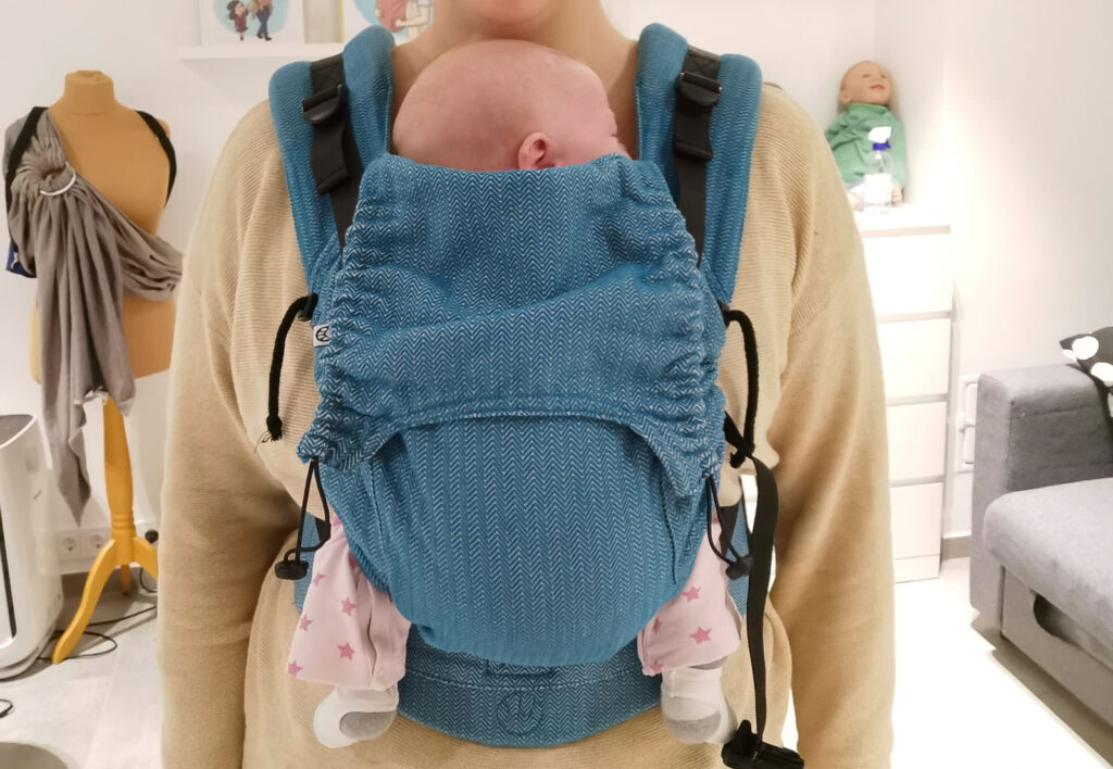 Neugeborenes in Babytrage
