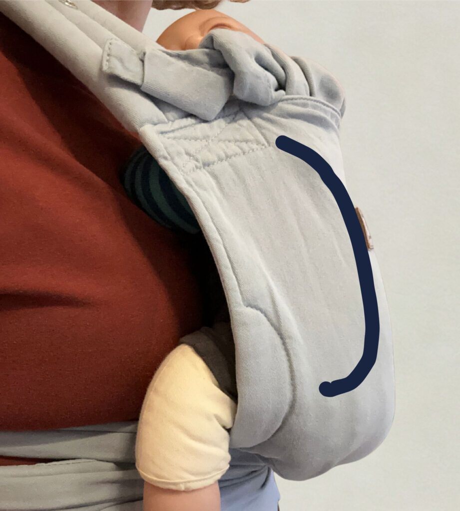 gerundeter Rücken in einer Babytrage für optimale Wirbelsäulen entwicklung