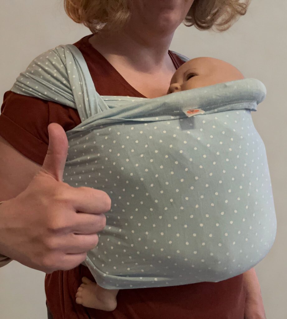 Tragetuch mit Baby und freien Atemwegen