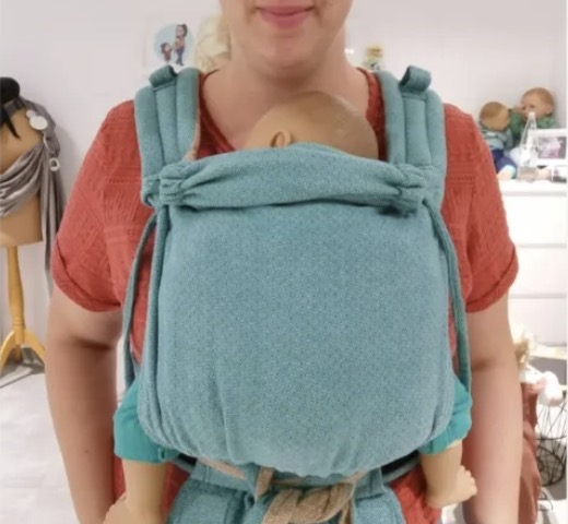 Baby sitzt ergonomisch korrekt in einer Babytrage